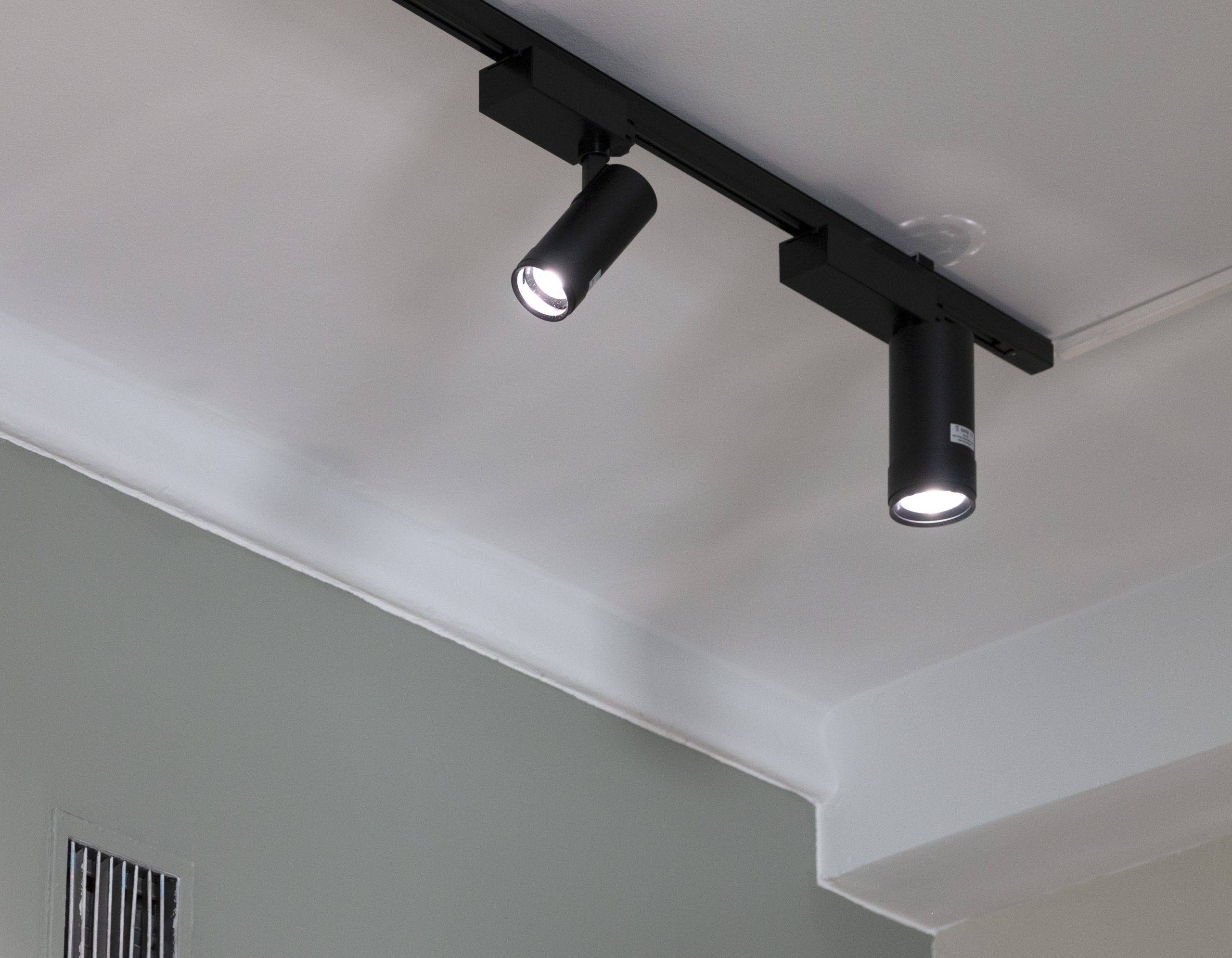 Eclairage intérieur LedSotre, lampes sur rail FOKUS, 15W noir à gauche et 35W noir à droite.
