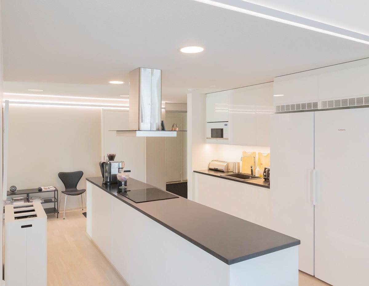 La LED a un long cycle de vie. Éclairage général d'une cuisine ouverte avec des luminaires encastrés circulaires Plafond200. ©LedStore