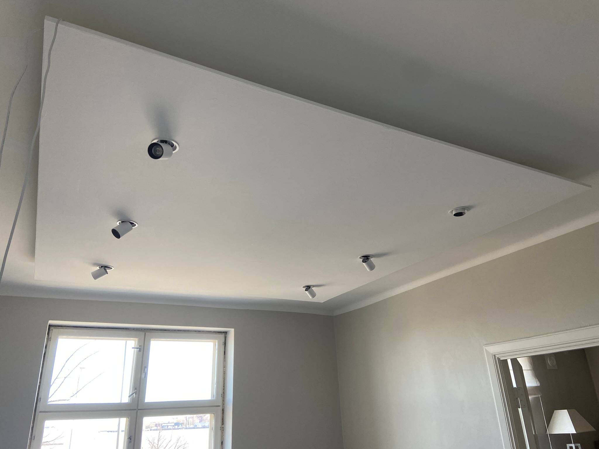 L'installation de six spots Kolo est en cours. Une chute de plaques de plâtre a été faite dans le plafond pour créer plus d'espace d'installation.