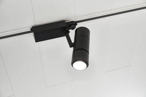 Des luminaires noirs sur un plafond blanc créent un contraste. Luminaire ZOOM noir sur rail triphasé LedStore.fi