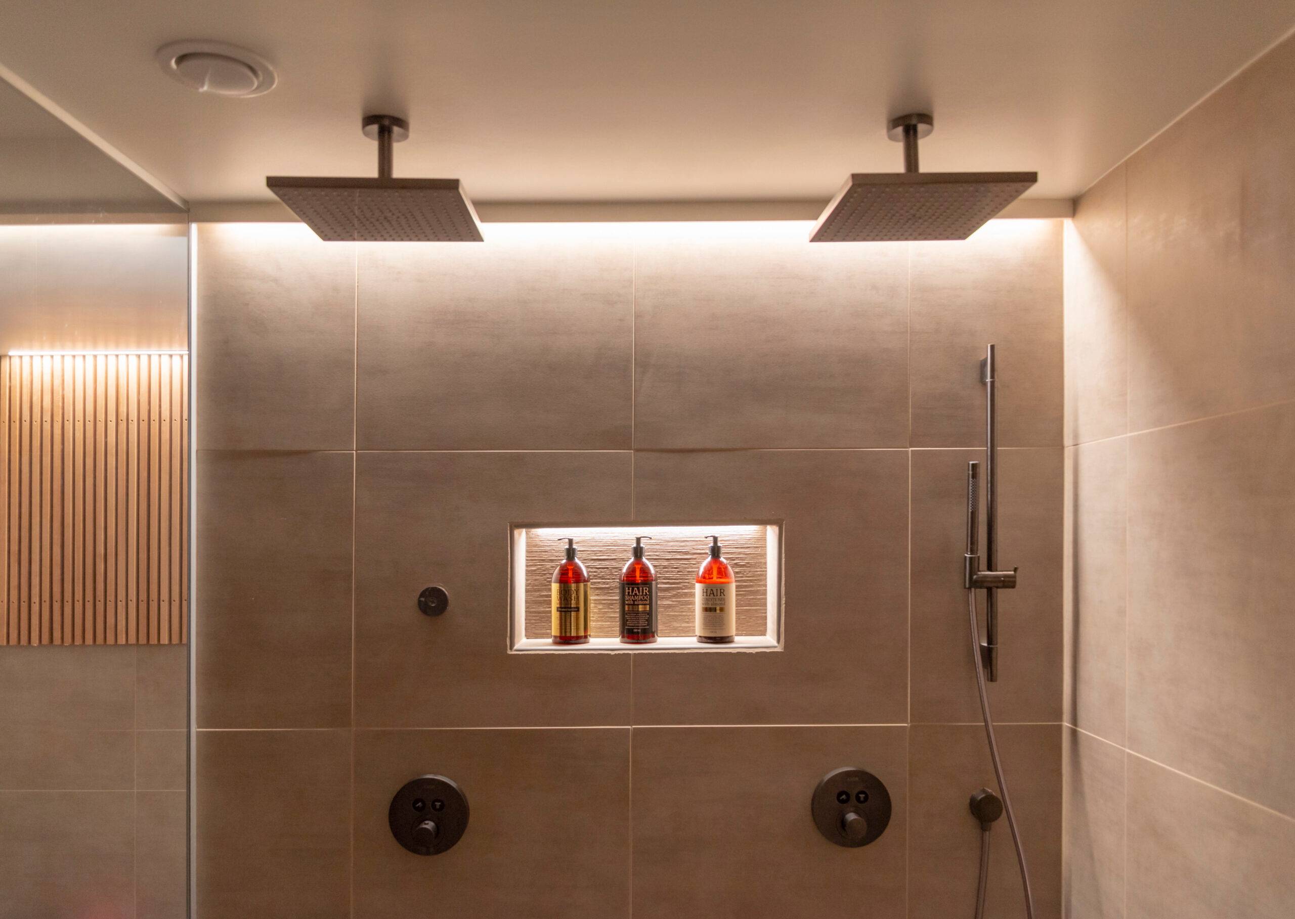 leds dans la salle de bain derrière la douche au plafond