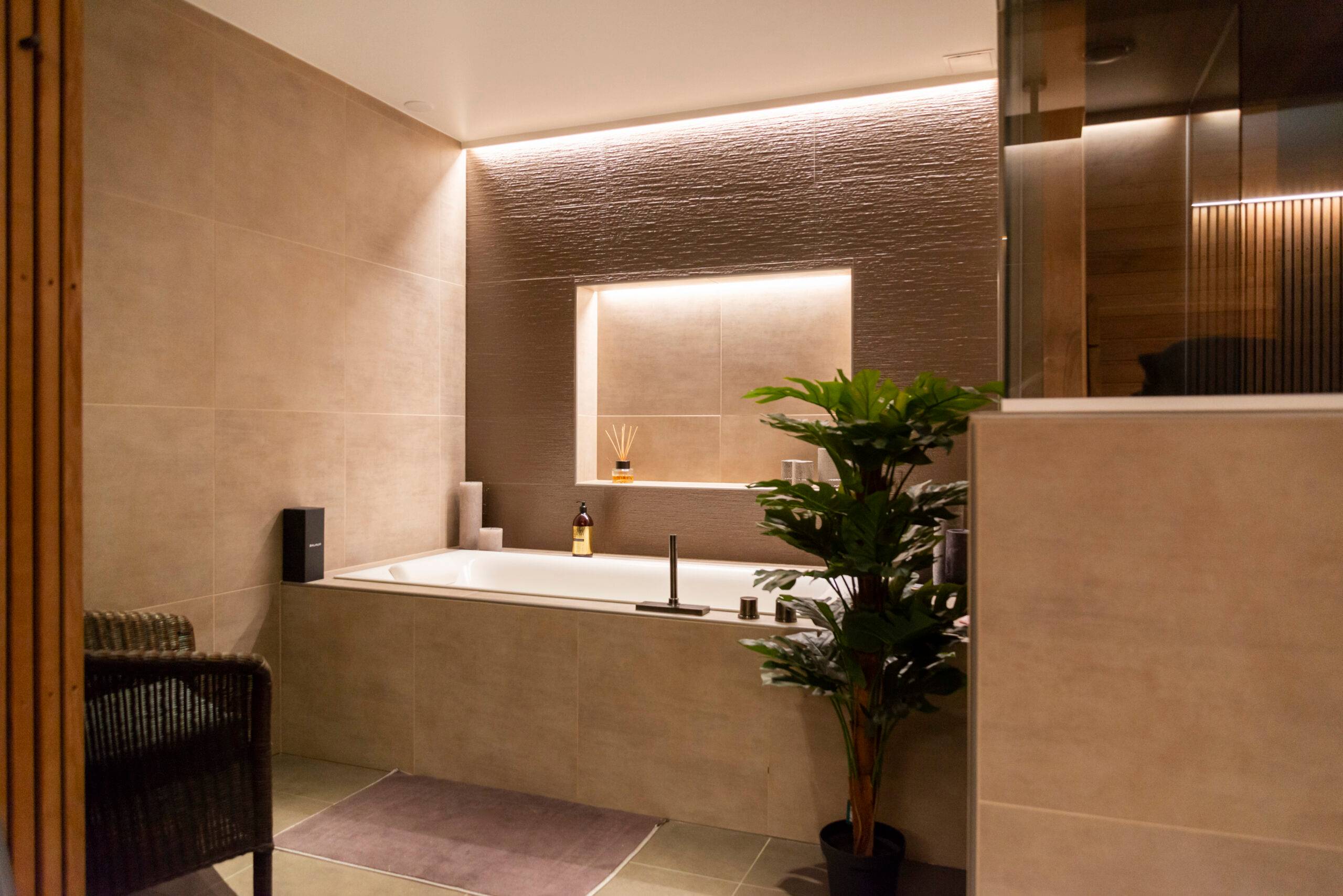 leds dans la salle de bain au-dessus de la baignoire au plafond