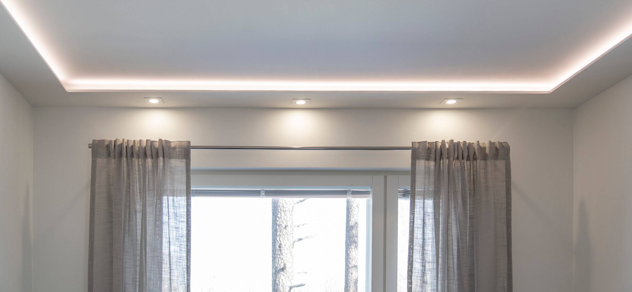 L'éclairage intérieur a été réalisé à l'aide de lampes LED, avec des spots pour éclairer le poste de travail et des bandes LED pour éclairer indirectement la pièce.