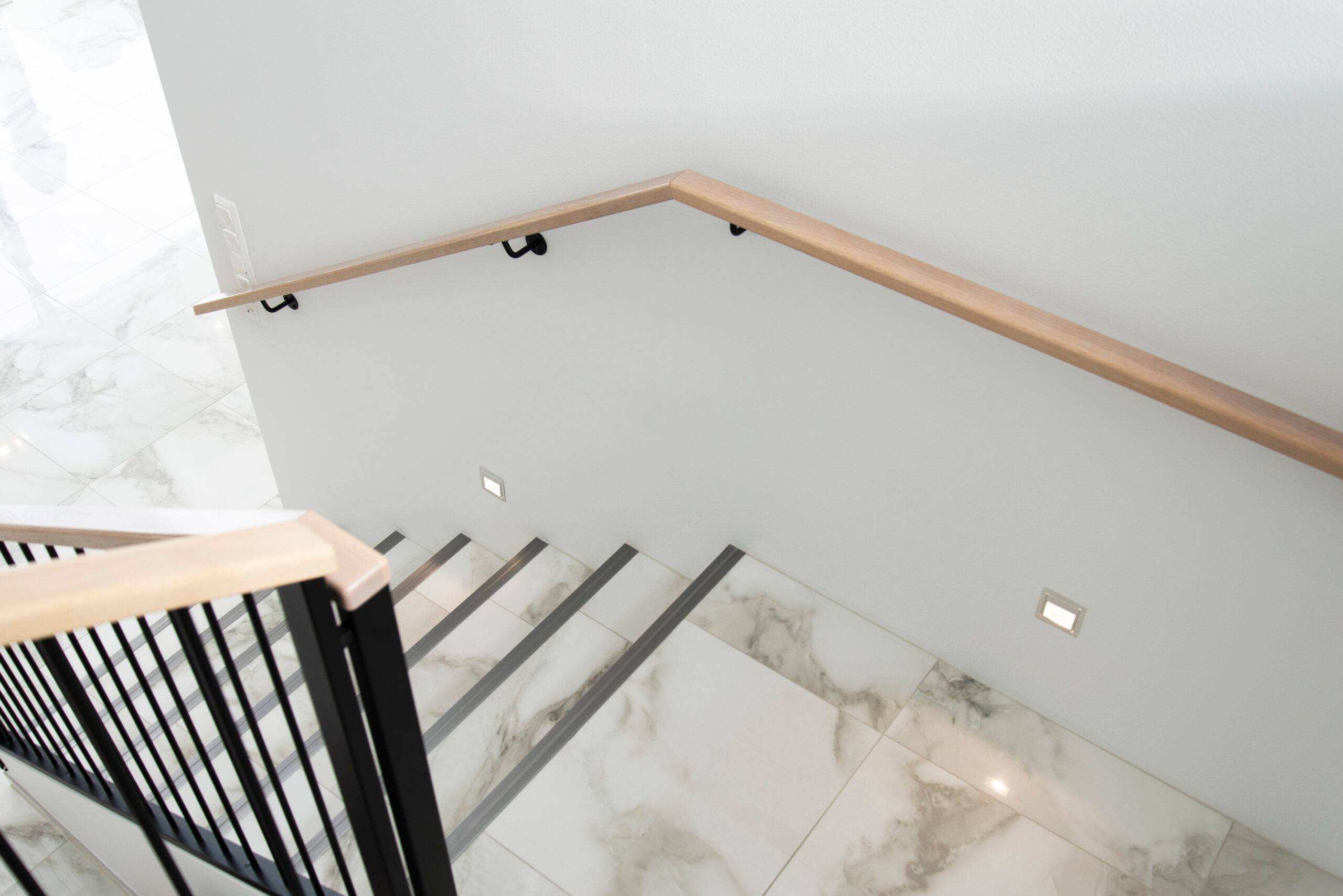 L'escalier est équipé de luminaires muraux à LED au niveau inférieur.