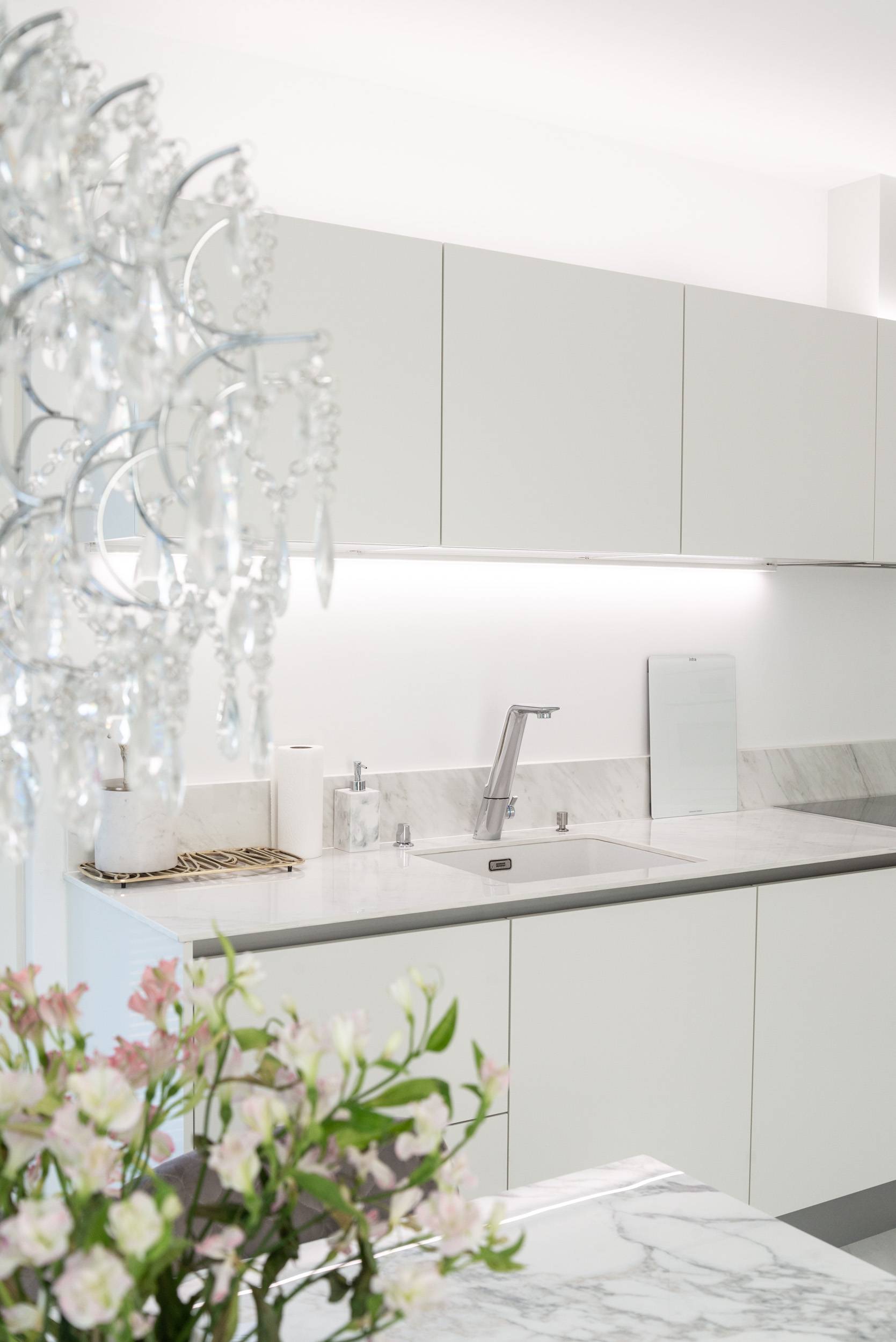 Bandes LED au-dessus et au-dessous du niveau des armoires de cuisine.