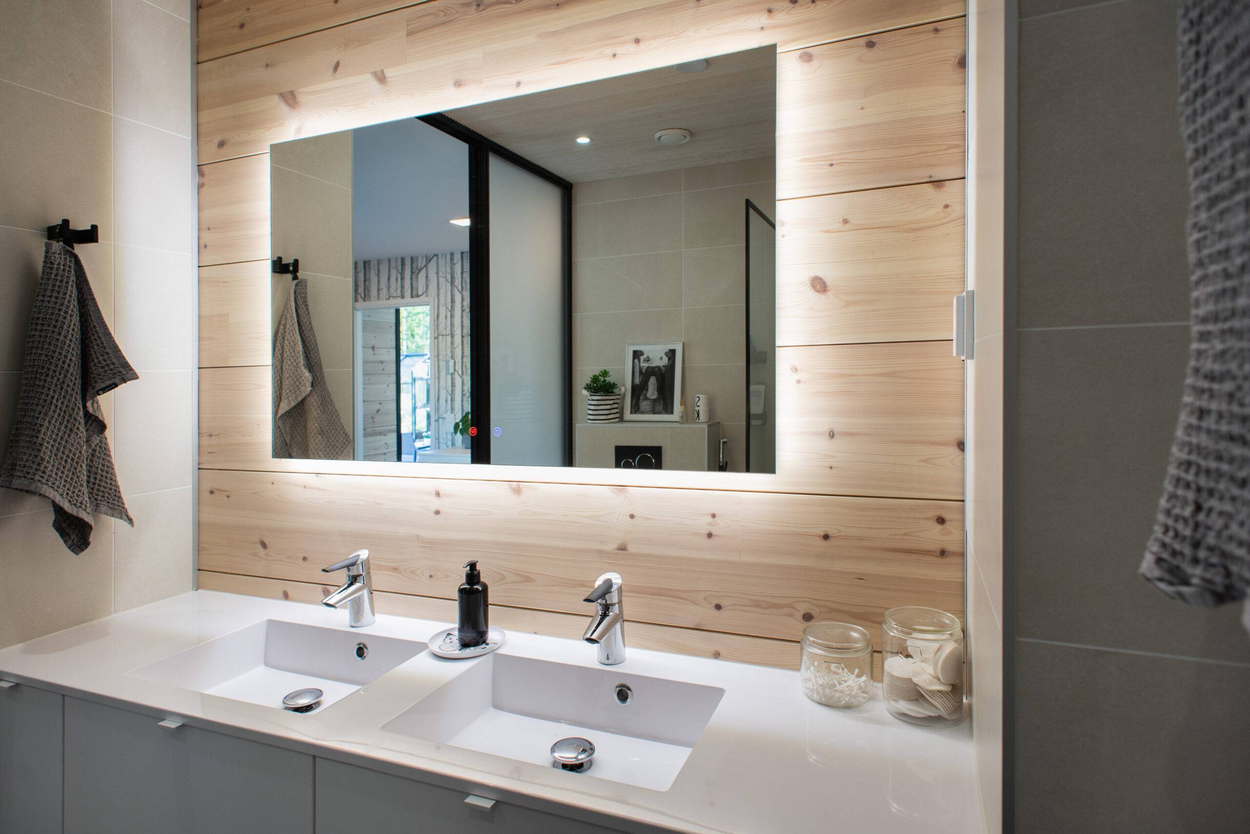 Eclairage du miroir à leds dans la salle de bain