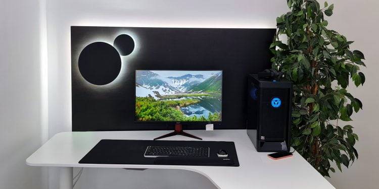 Configuration informatique minimaliste avec bureau blanc incurvé. L'écran affiche un magnifique paysage de montagne, éclairé par un rétroéclairage LED. A côté se trouve une tour de PC noire avec des détails LED bleus brillants. Voici un exemple de la façon dont les solutions d'éclairage LED de qualité de LedStore.fi peuvent donner une nouvelle vie à un bureau à domicile ou à un espace de travail !