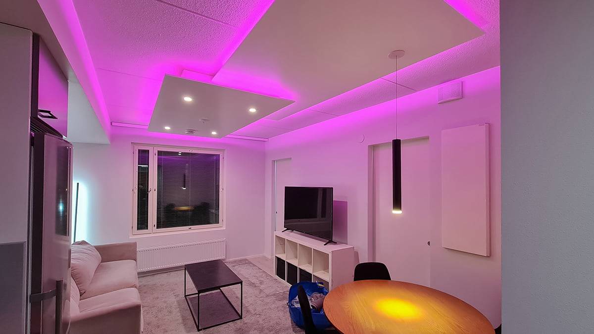 La lumière indirecte au plafond est prête. Une lumière rose au plafond pour une soirée entre filles ?
