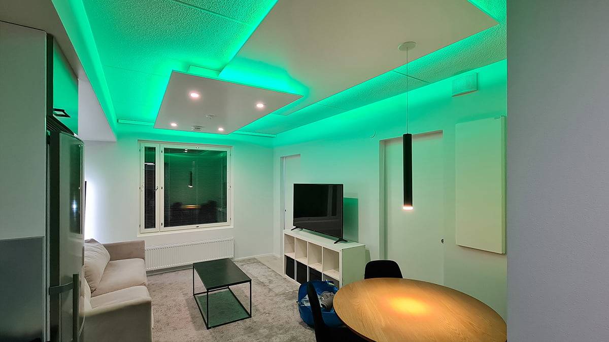 La lumière indirecte au plafond est prête. Lumière verte au plafond pour éclairer et travailler