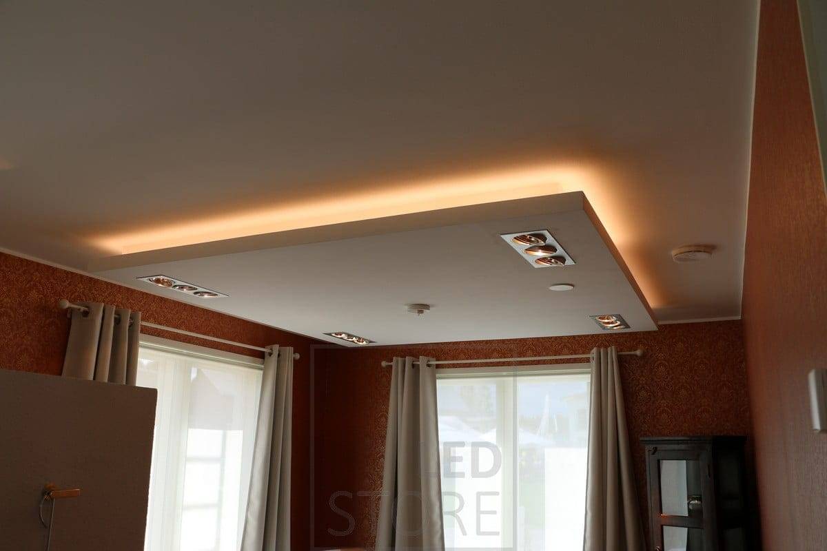 Autour de la descente, une bande LED éclaire la lumière indirecte. La question 3000k vs 4000k a été réglée sur un ton chaud. Ledstore.fi