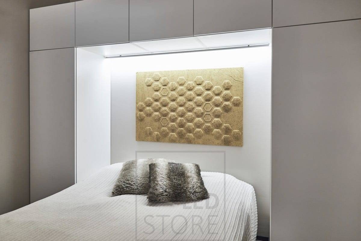 Dans la chambre à coucher, une bande LED montée derrière le lit, à la base de l'armoire murale, fournit une lumière d'ambiance indirecte. Ledstore.fi 
