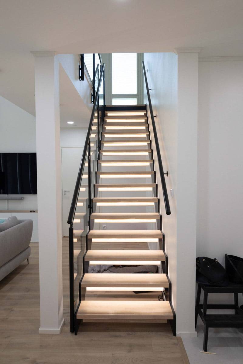 escalier éclairage led au bas de l'escalier
