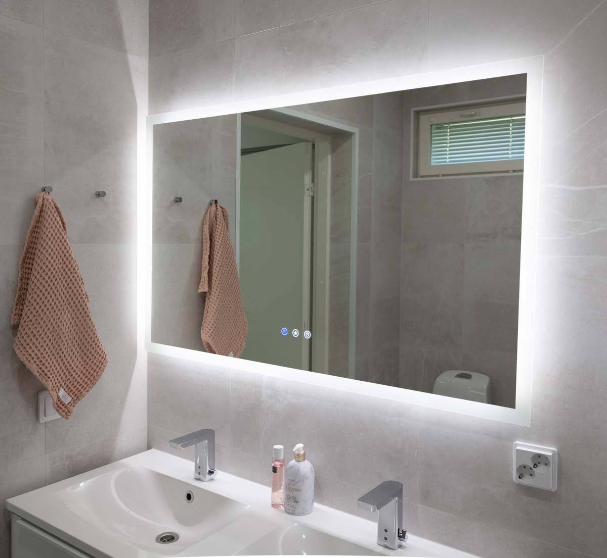 Dans la salle de bains, le miroir lumineux HALO1200 CCT à intensité variable, avec trois températures de couleur et une fonction de désembuage, offre une lumière abondante. LedStore 