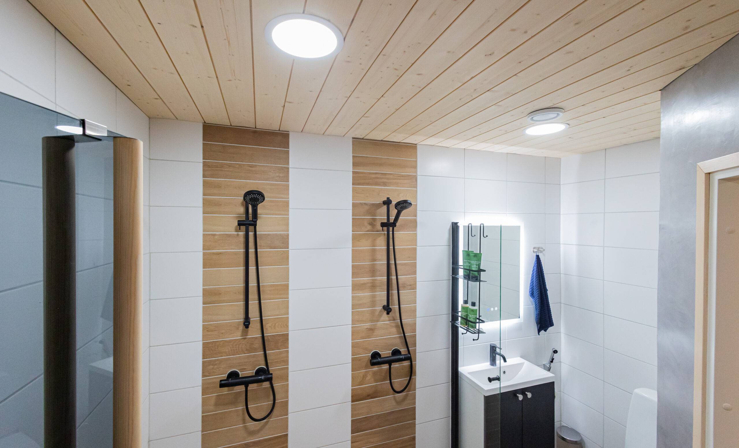 LED dans la salle de bain, les panneaux lumineux LED ouvrent la lumière sur une large surface et fournissent un bon éclairage général.  