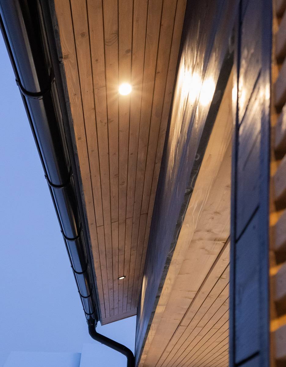 Éclairage de l'abri de voiture par des spots LED