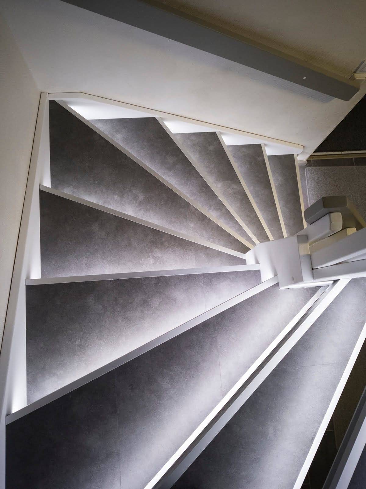 L'escalier vu d'en haut, avec les lumières allumées.