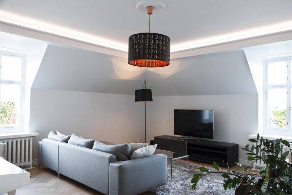 La liste des leds est orientée vers le plafond, à la limite entre le mur et le plafond incurvés.