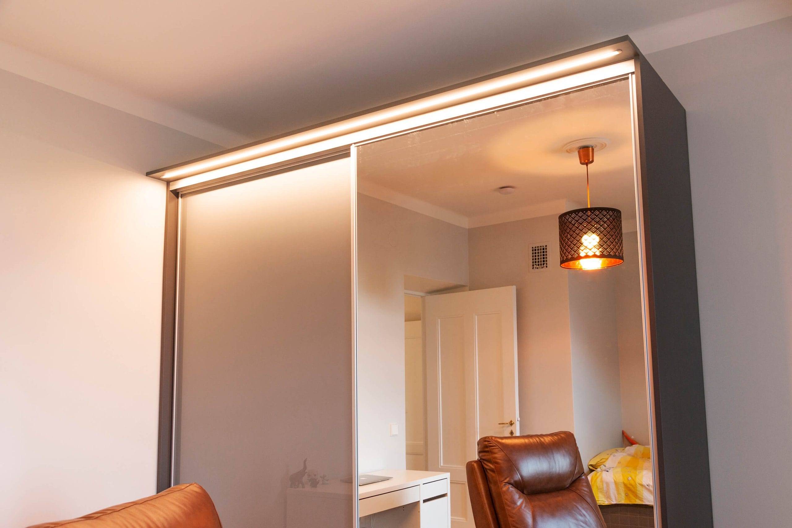 Ruban à leds monté sur le rebord supérieur d'une armoire, LedStore.fi