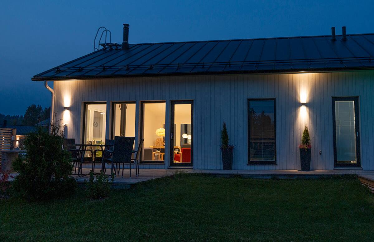 Lumières LED clignotant dans la caméra. Lumières extérieures sur le mur extérieur de l'habitation