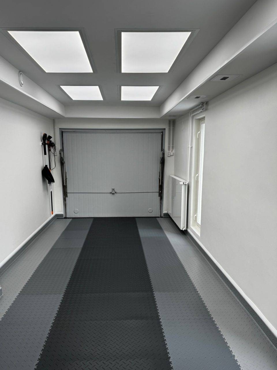 L'éclairage du garage est remplacé par des panneaux lumineux