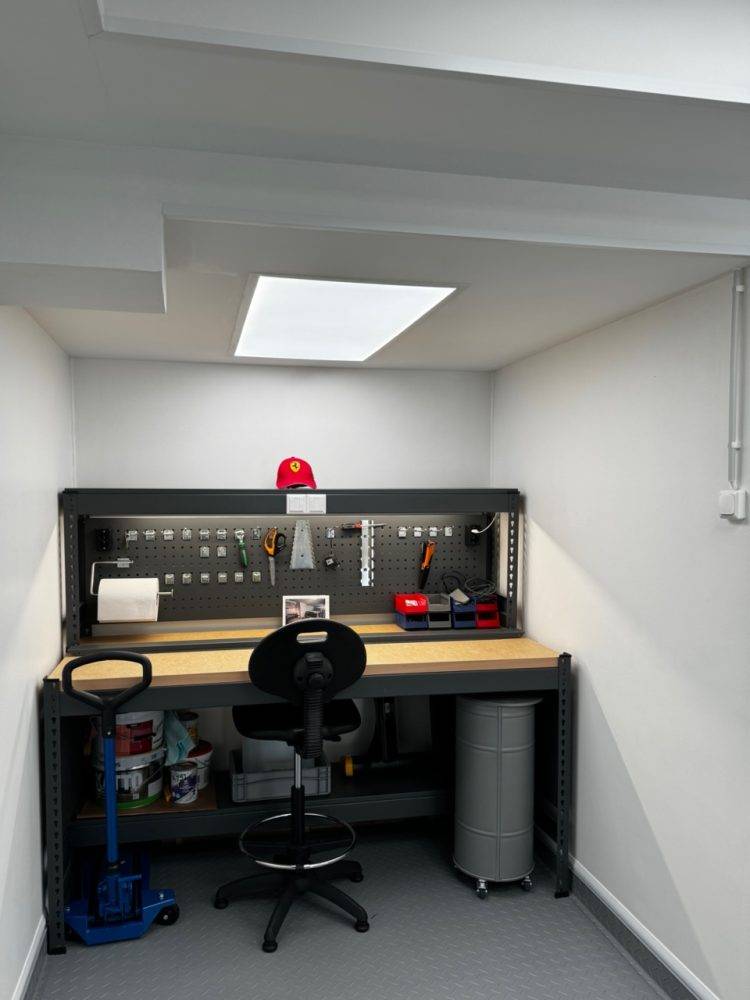 l'éclairage de garage au poste de travail crée une atmosphère chaleureuse