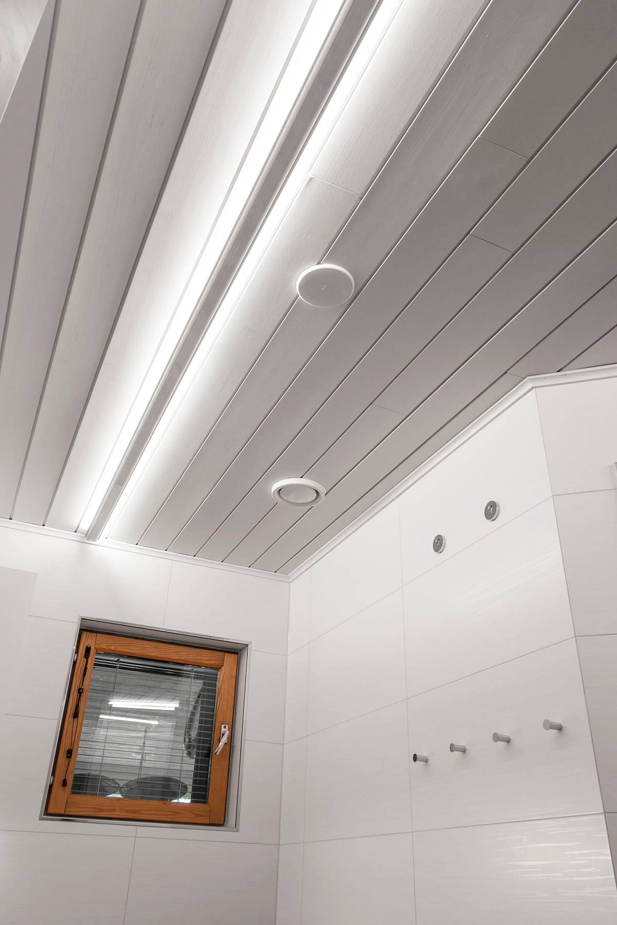 profilés LED au plafond pour un éclairage indirect de la salle de bains
