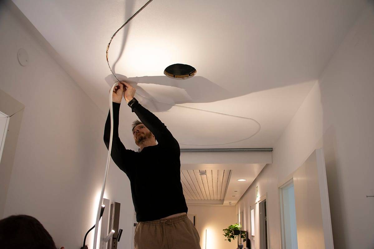 Fixation du ruban Led NEON. La largeur de la rainure dans l'enduit est de 10 mm lorsque le ruban est courbé. Aucune colle ou autre fixation n'est nécessaire sur les bords.