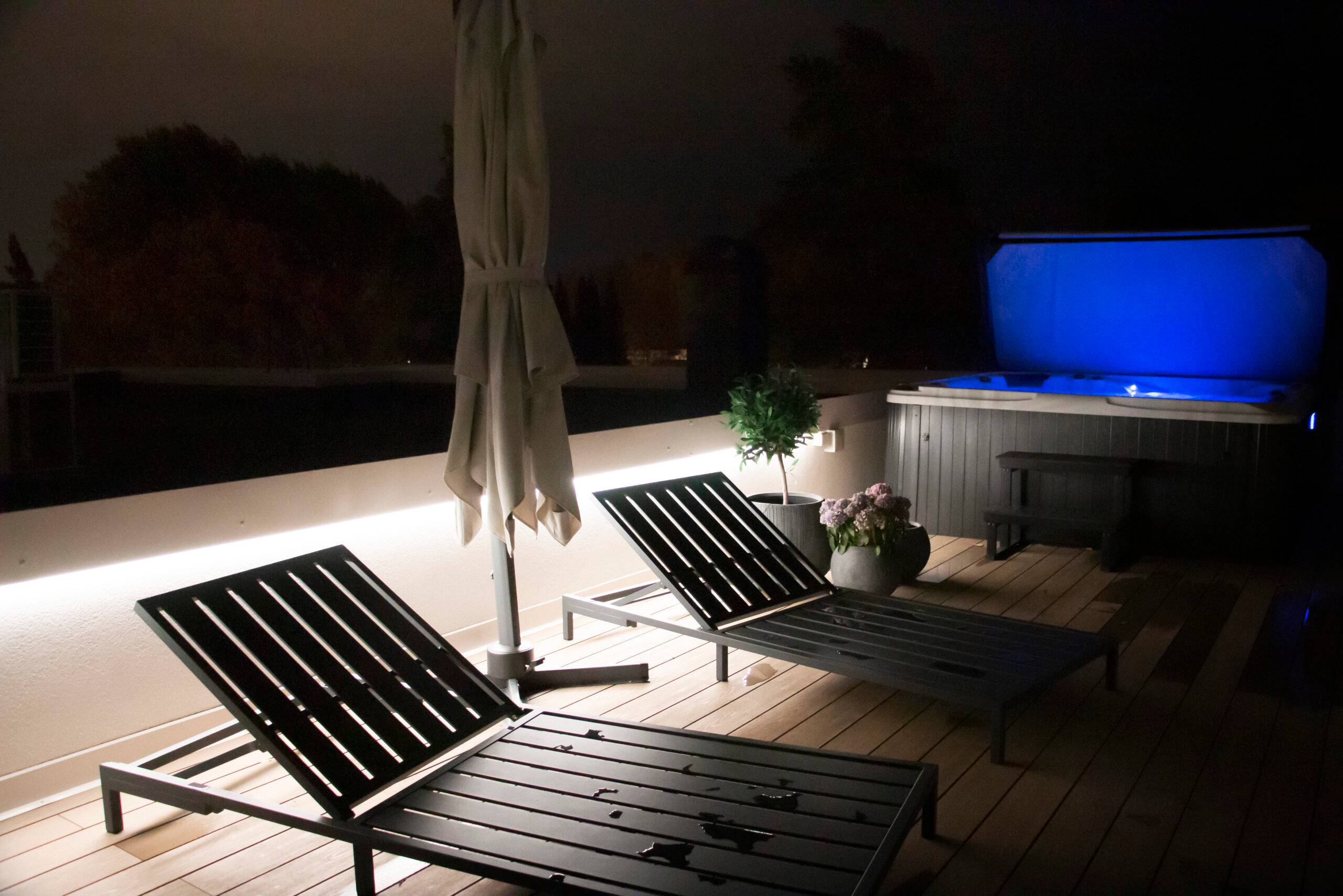 Bandeaux lumineux à leds en bas de la main courante, protégés sous la plinthe.