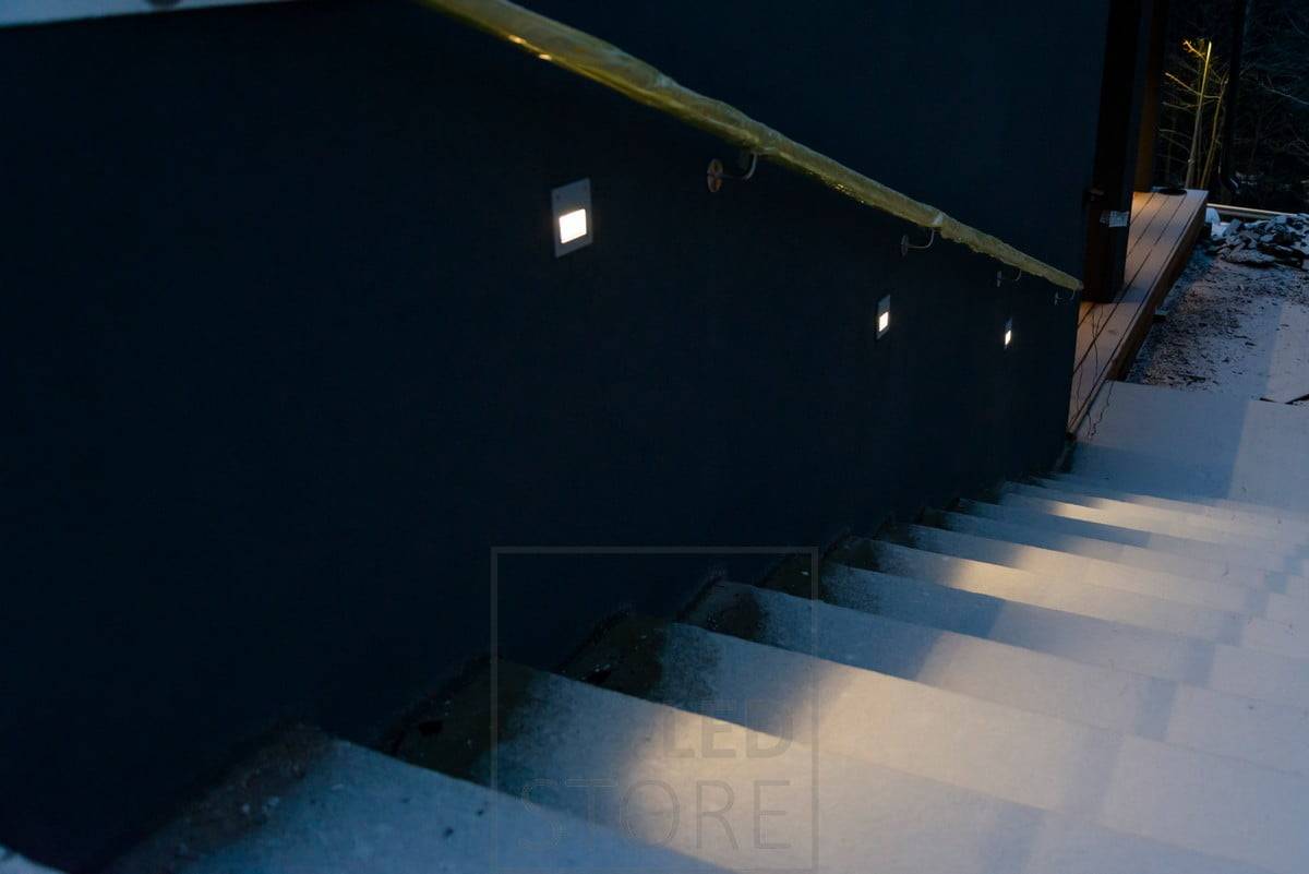 Appliques led encastrées IN-WALL OUT pour l'éclairage des escaliers à l'extérieur. L'éclairage des passages crée la sécurité et l'éclairage est atmosphérique.  Ledstore.fi