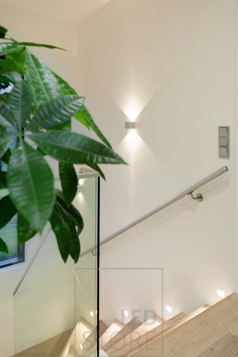 Applique murale à LED encastrée pour éclairer les marches. Fonctionne à la fois comme une belle lumière d'ambiance et comme une lumière de nuit respectueuse des yeux dans l'escalier. En tant qu'applique murale à leds supplémentaire, CUBIC éclaire la lumière inégale dans deux directions.   Ledstore.fi