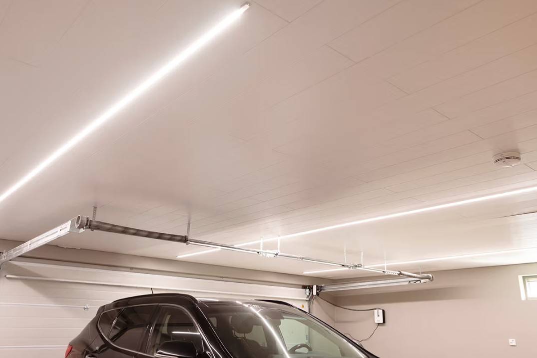 bande LED en forme de dôme sur le toit du garage, répartie uniformément dans l'espace