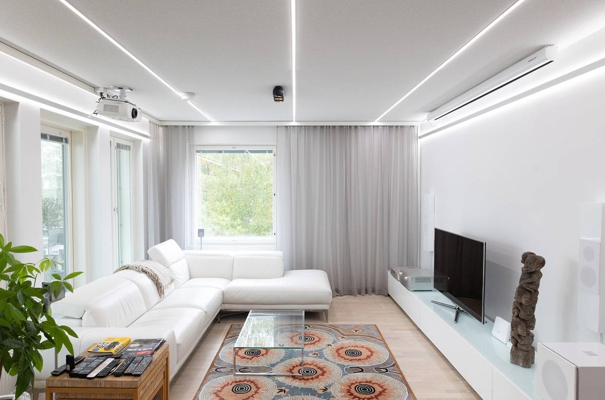 Bande LED au plafond et au mur, la lumière s'ouvre vers le haut et vers le bas. LedStore