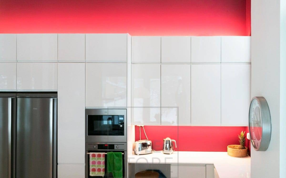 Éclairage indirect sur le dessus des armoires pour un éclairage d'ambiance et au niveau de la cuisine pour un éclairage d'appoint. Ledstore.fi 