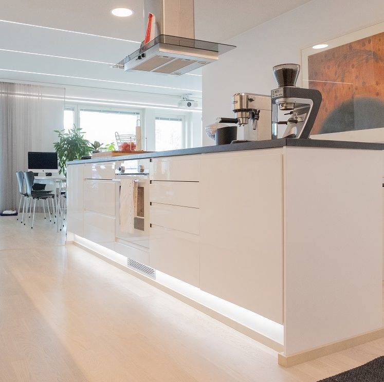 Eclairage du socle avec une bande LED de 7,2W/m dans la cuisine.