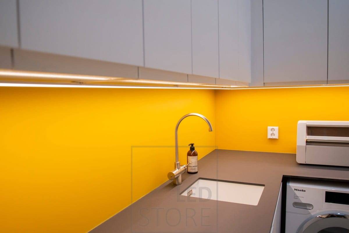 La LED a une longue durée de vie. L'espace coloré de la buanderie est éclairé par une bande LED dans un profilé de surface.  Ledstore.fi