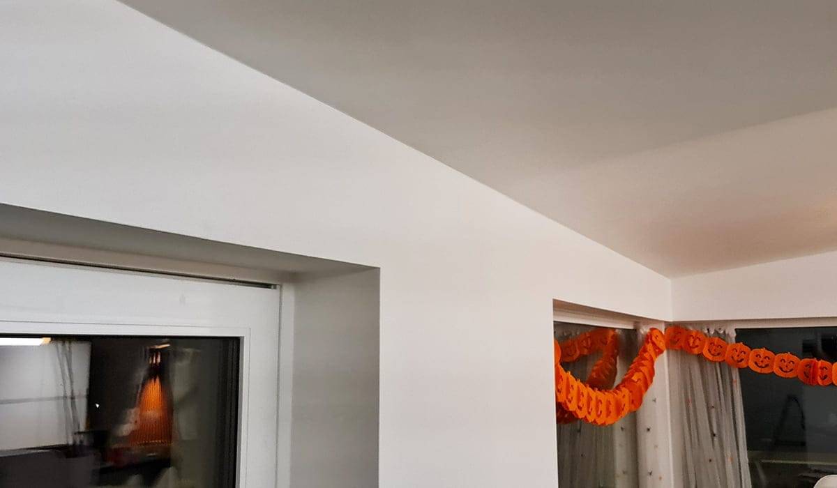 Trop peu de lumière avant la rénovation de l'éclairage indirect