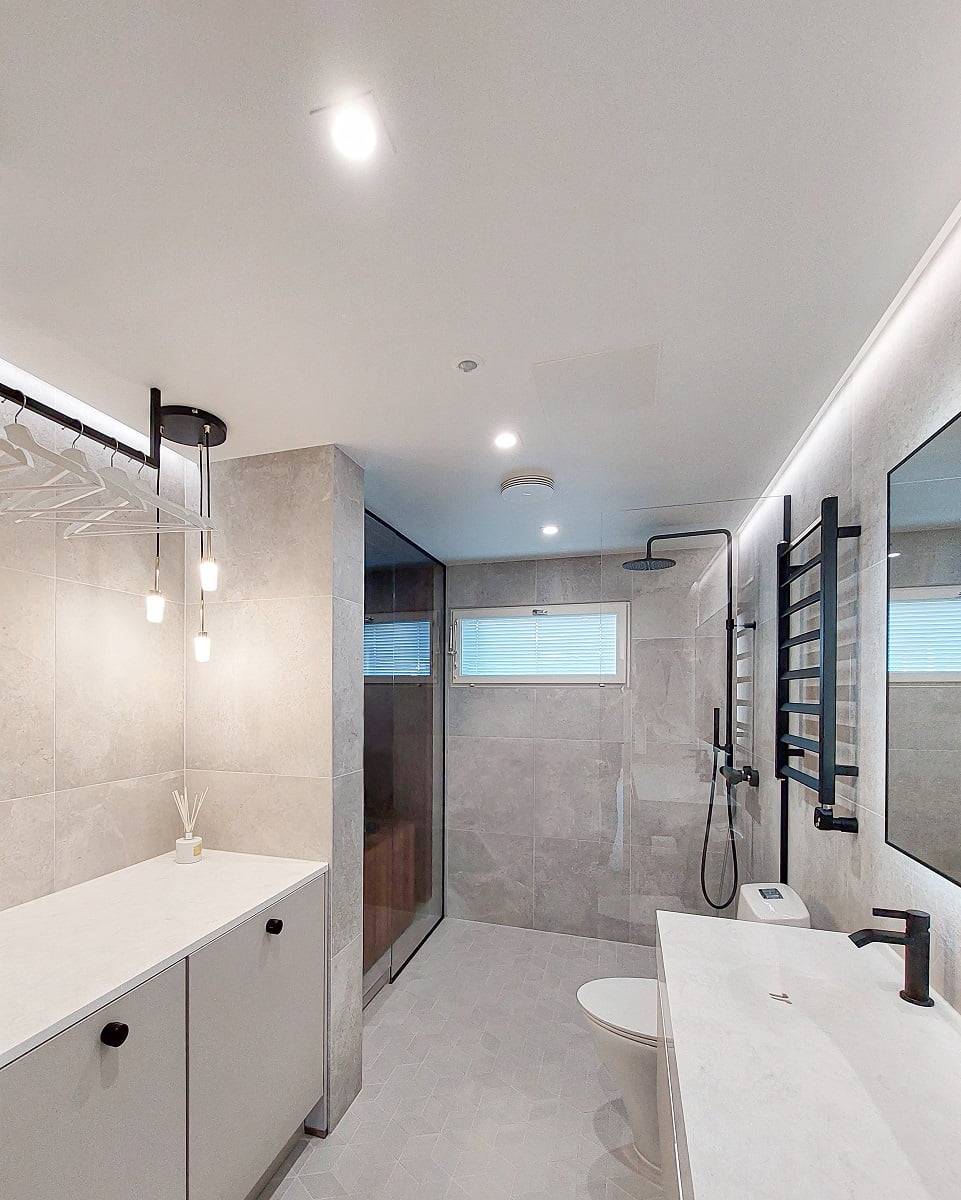 Points lumineux dans la salle de bain au milieu de la pièce