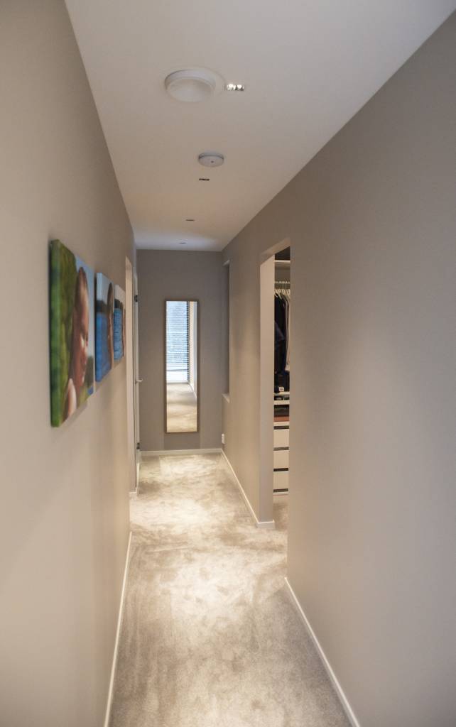 Les spots LINJA 2 apportent une lumière agréable dans le couloir.