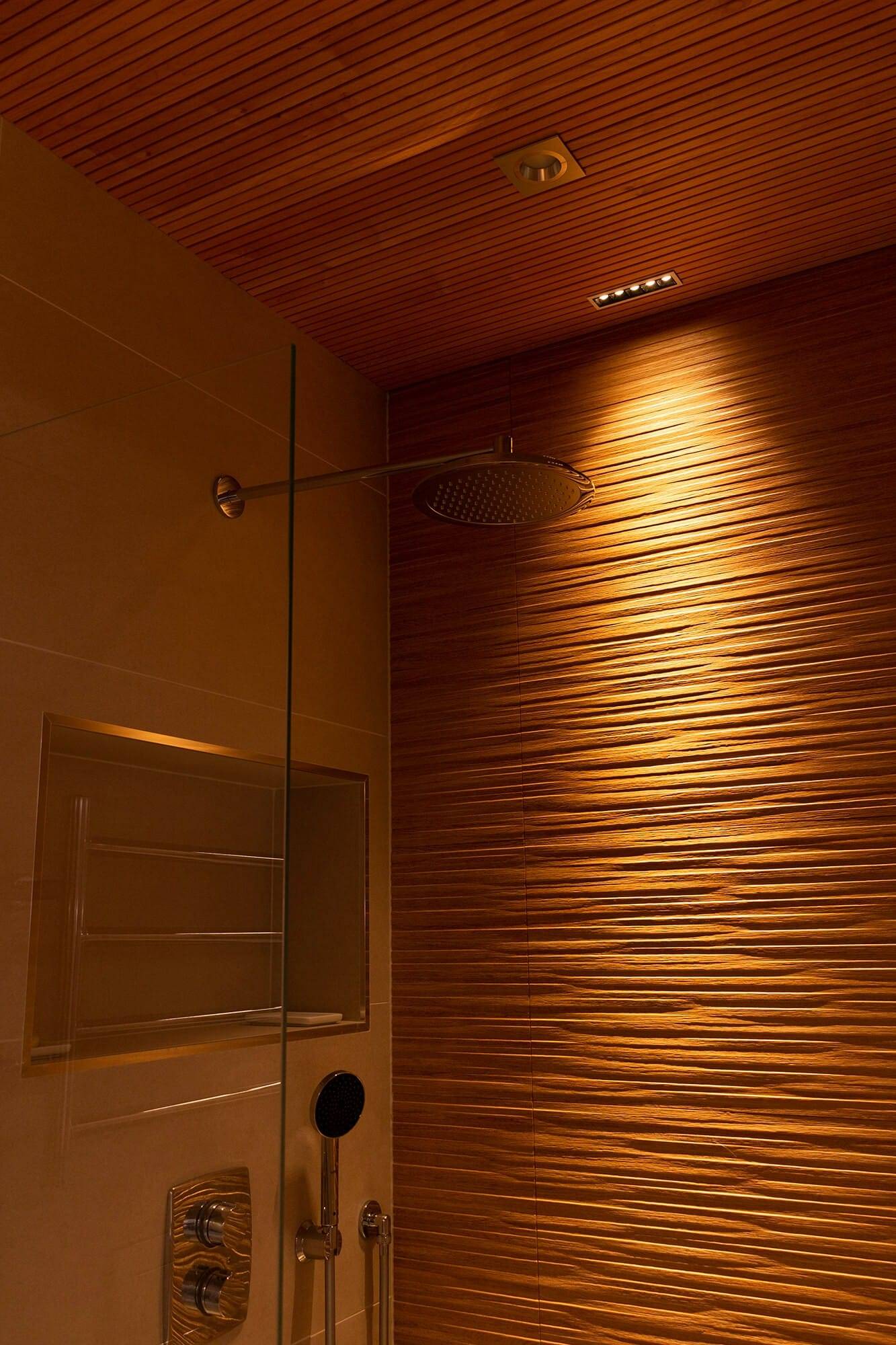 Les projecteurs LINJA permettent d'obtenir un coin de lumière magnifique sur le mur. coin étroit