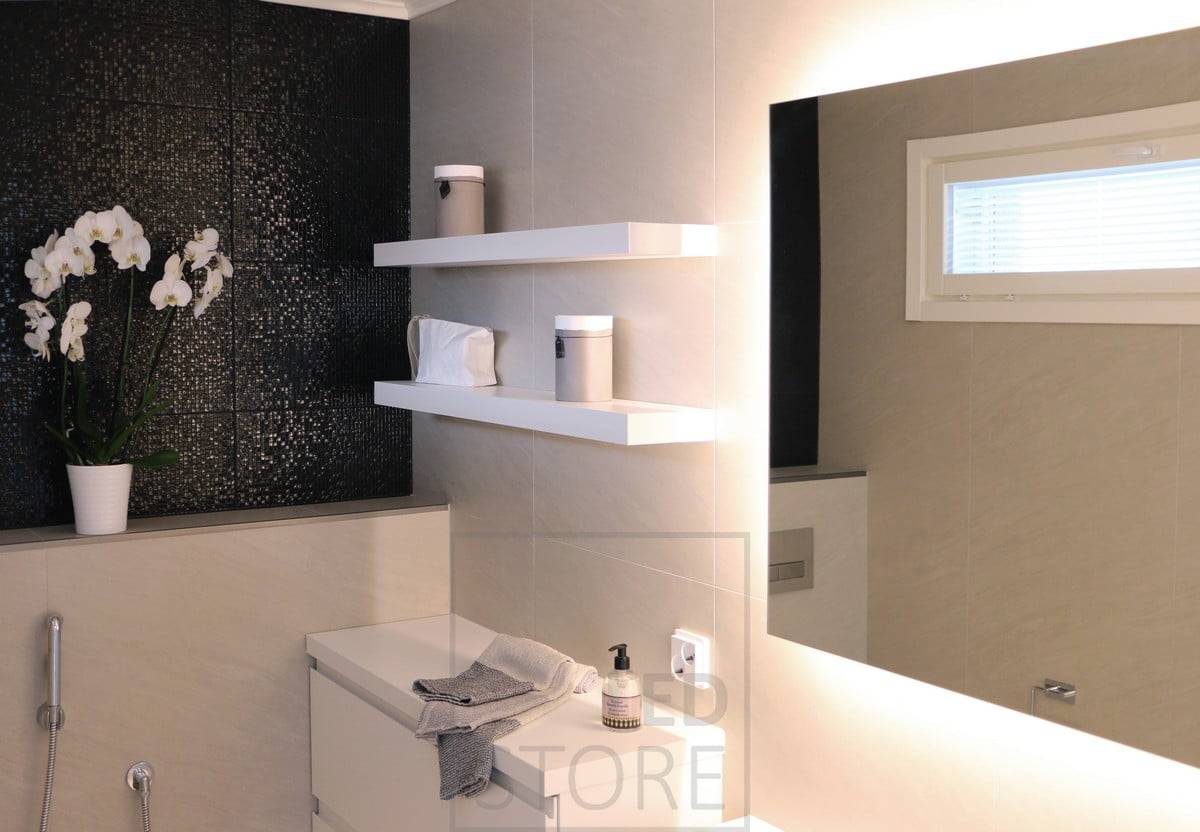 Lumière indirecte et atmosphérique pour la salle de bains Un grand miroir lumineux. Ledstore.fi 