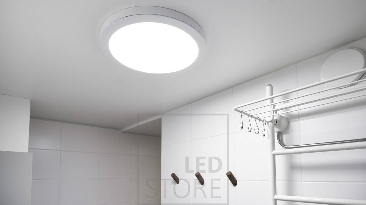 Plafond en saillie dimmable et résistant à l'humidité (IP44) pour éclairer votre salle de bains