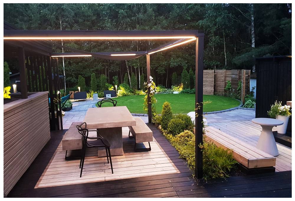 Le bord supérieur de la pergola est éclairé sur trois côtés par une bande LED.
