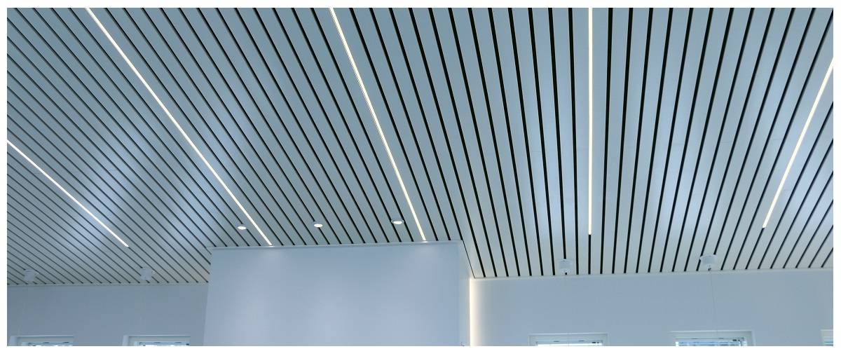 l'éclairage du plafond entre les planches