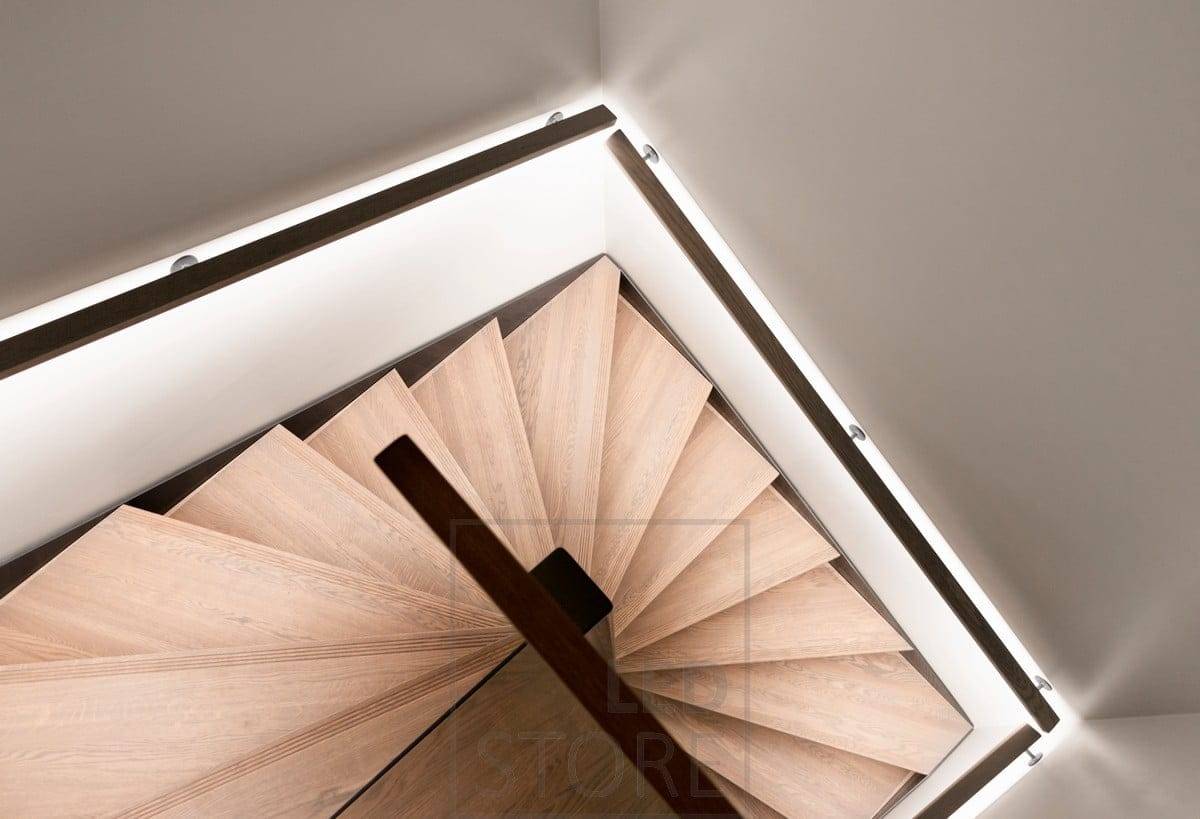 Eclairage led escalier, Bande led sur main courante, orientée vers le bas.  