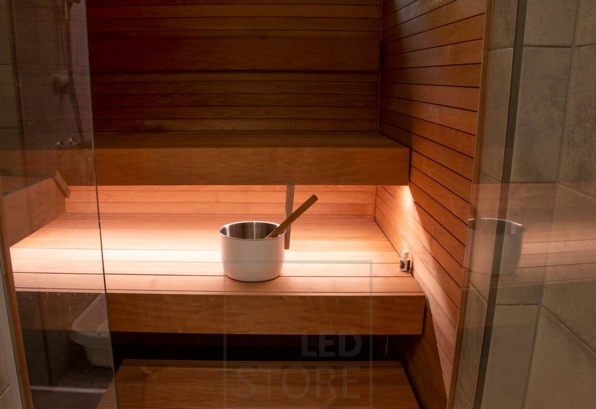 Dans le sauna, une bande LED sous le banc crée un éclairage indirect d'ambiance dans le sauna.