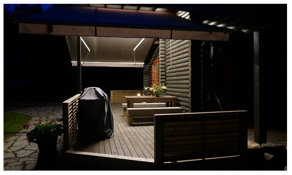 La lumière du toit de la terrasse éclaire la terrasse