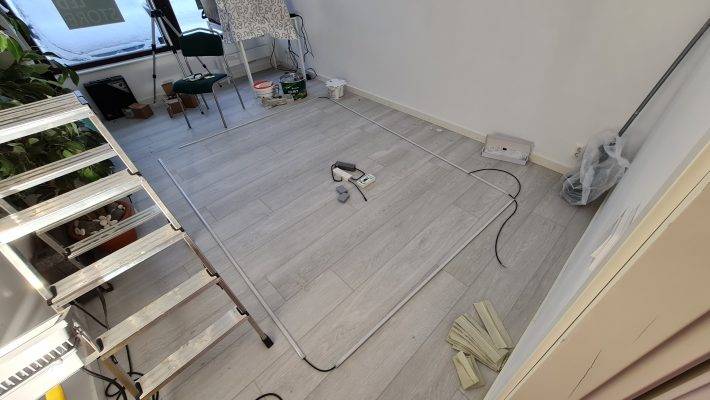 Bande LED en profilé d'aluminium prête à être mise en place. Deux rails en forme de L avec des bandes de LED à température de couleur réglable. Les fils de connexion aux extrémités des bandes sont assez courts, car les blocs d'alimentation ont été placés très près des bandes.