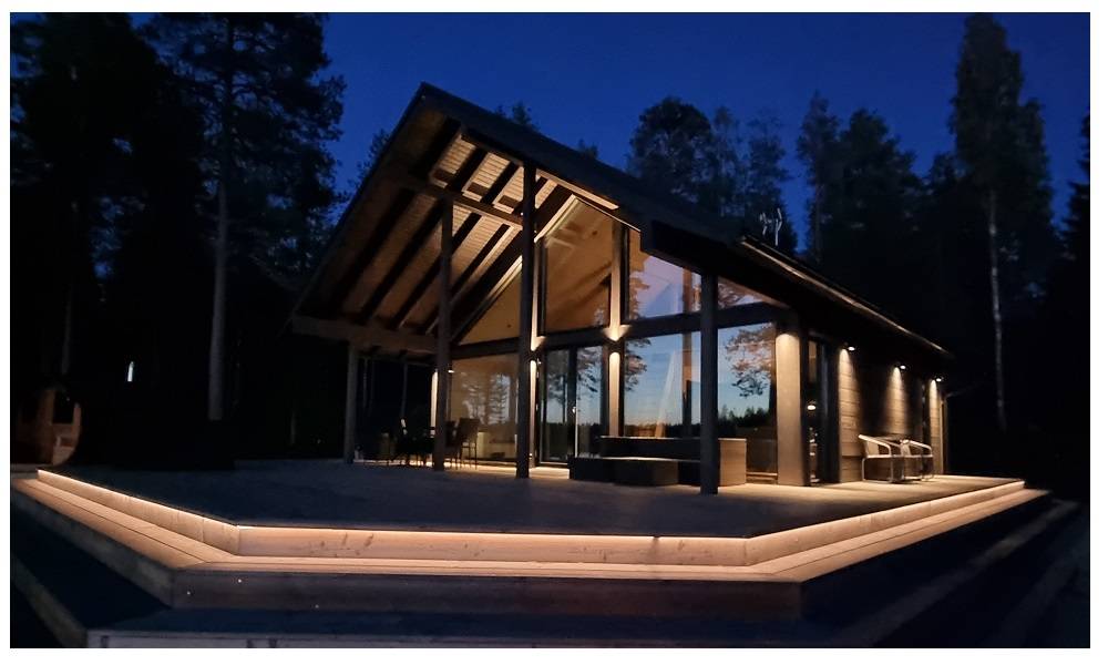Bande lumineuse à LED sur le pourtour d'une grande terrasse au crépuscule