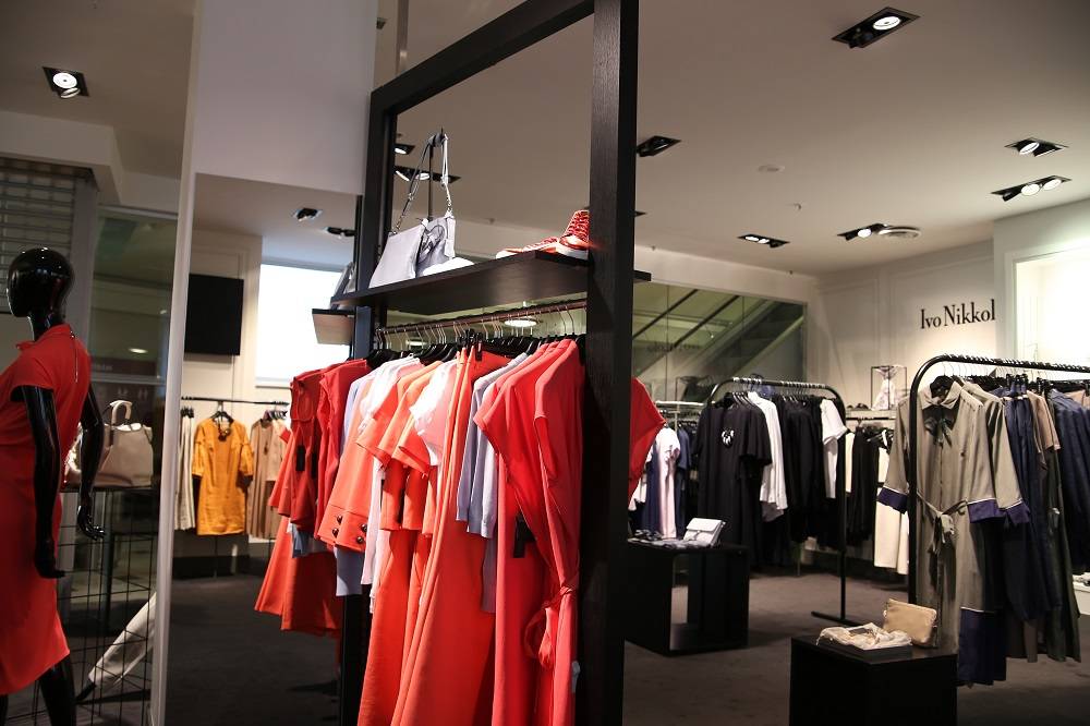 Éclairage par diodes électroluminescentes d'un magasin de vêtements avec un rendu élevé des couleurs