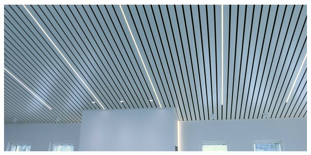 Bande lumineuse au plafond